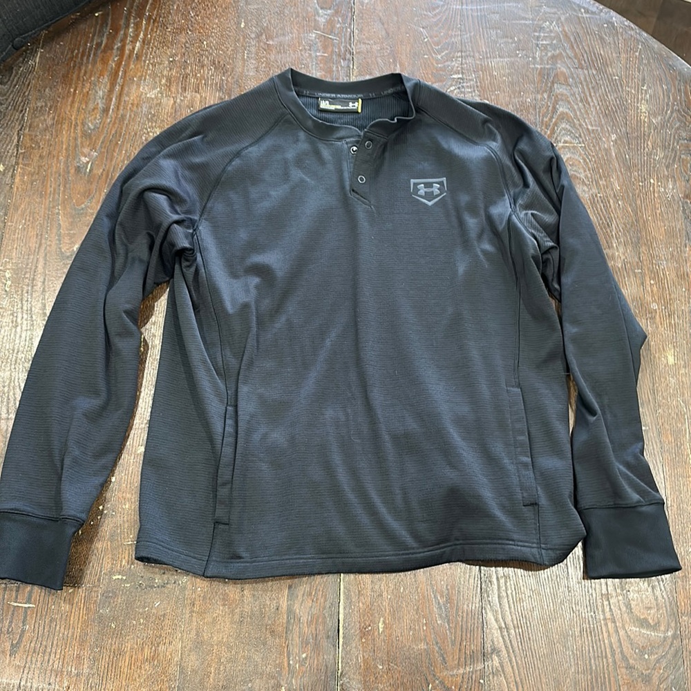 Under Armour baseball sweatshirt with front pockets.